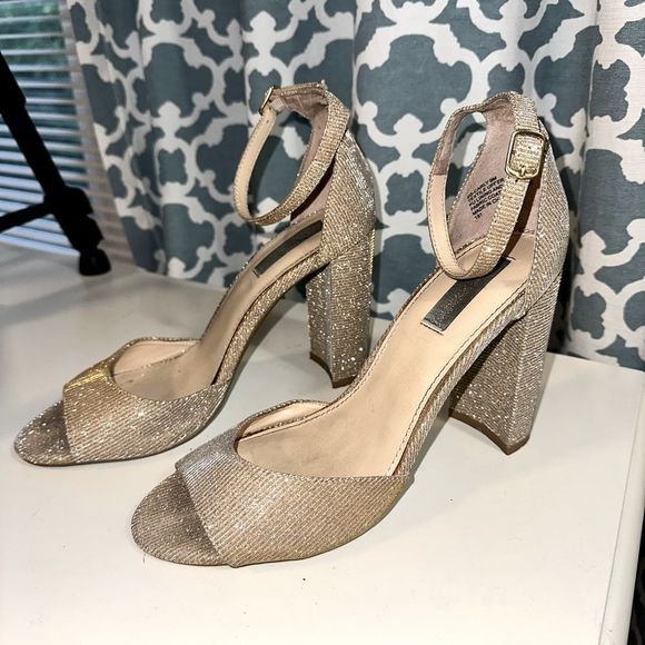 Betsey Johnson Carly Gold Block Heel - Picture 1 of 4